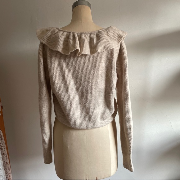 H&M soft cream flounce sweater - Picture 2 of 3